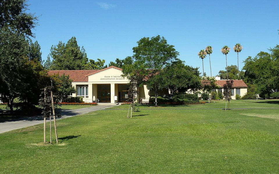 The Frank W. Thomas Administration Building at California State University, Fresno (Fresno State), with its red-tile roof, palm trees and a wide lawn (photographed in 2009)