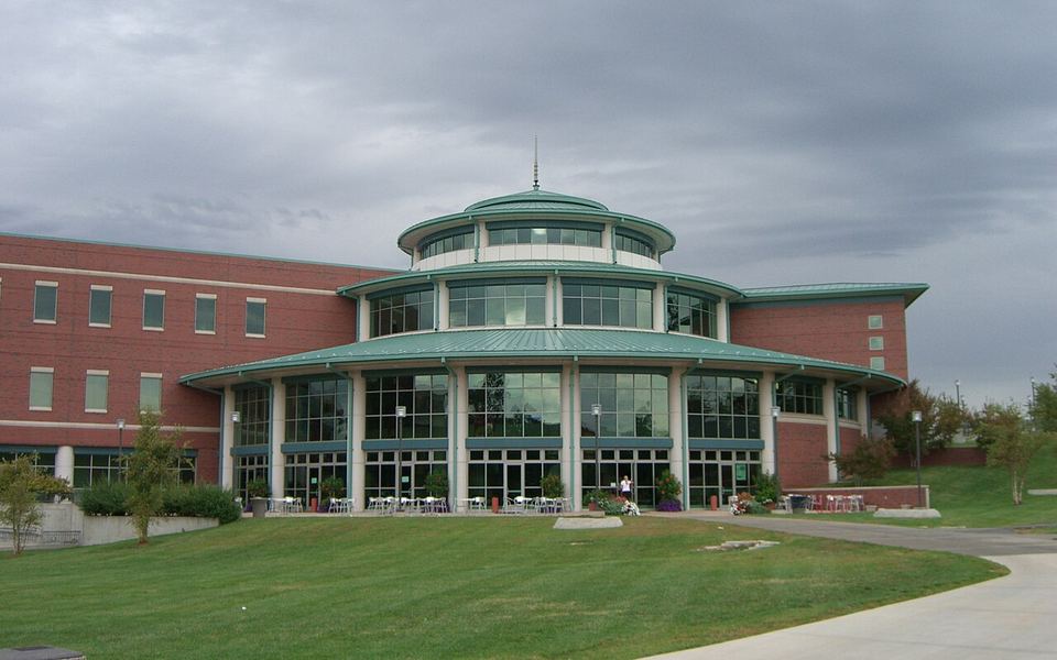 The glass rotunda of the Millennium Student Center, with its green roof and red-brick wings, on the University of Missouri&ndash;St. Louis campus in St. Louis, Missouri (photographed in 2006)